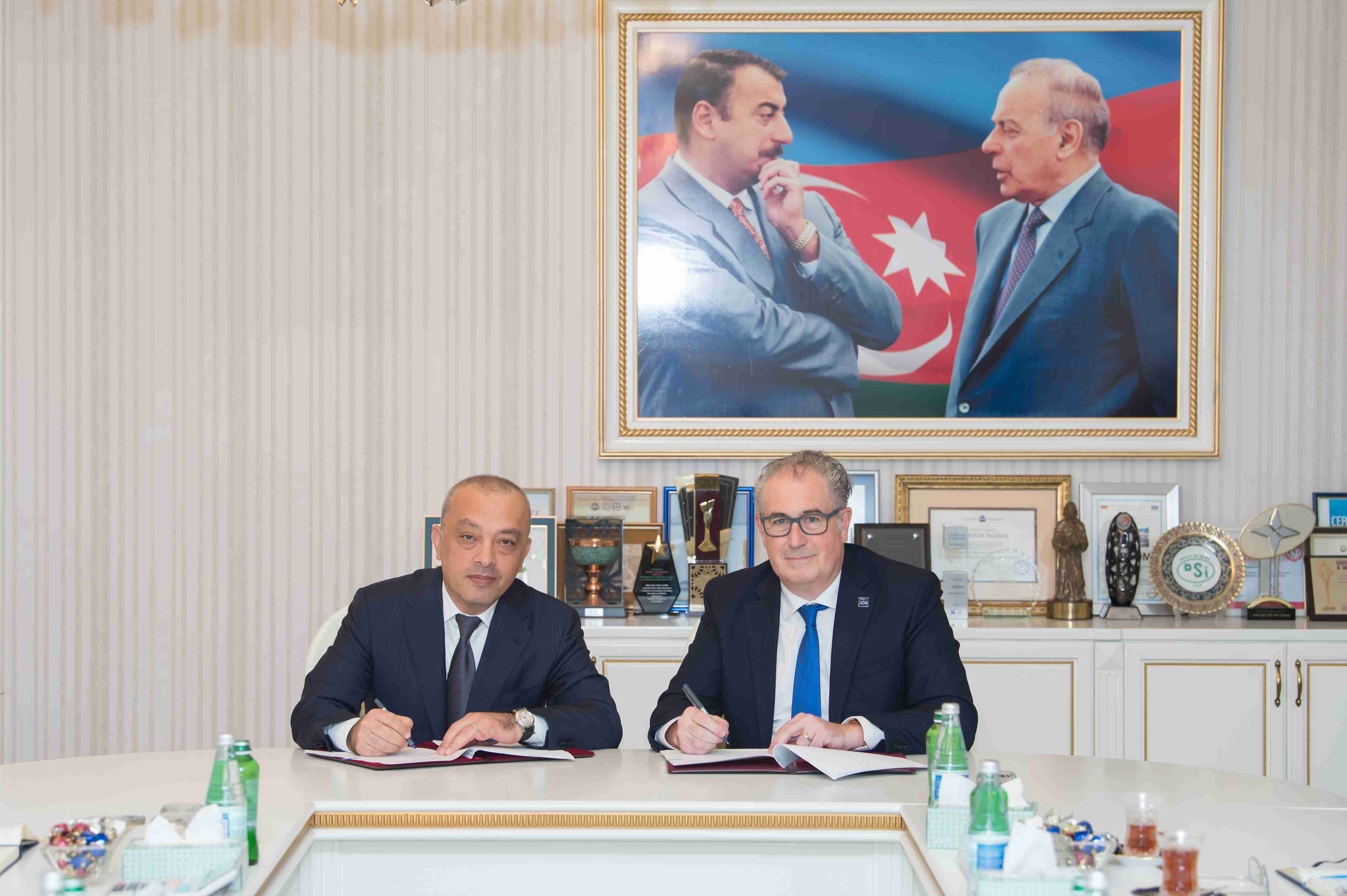 “Baku Water Week” çərçivəsində ADSEA sədri Zaur Mikayılov Asiya İnkişaf Bankının nümayəndələri ilə görüş keçirib